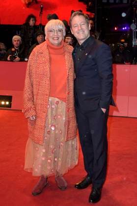 Claudia Roth mit Begleitung bei der Closing Ceremony mit Preisverleihung auf der Berlinale 2023 73. Internationale Filmfestspiele Berlin im Berlinale Palast. Berlin, 25.02.2023