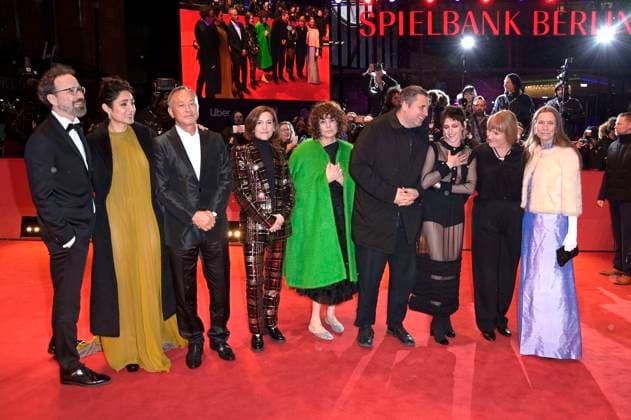 Carlo Chatrian, Golshifteh Farahani, Johnnie To, Carla Simon, Francine Maisler, Radu Jude, Kristen Stewart, Valeska Grisebach und Mariette Rissenbeek bei der Closing Ceremony mit Preisverleihung auf der Berlinale 2023 73. Internationale Filmfestspiele Berlin im Berlinale Palast. Berlin, 25.02.2023