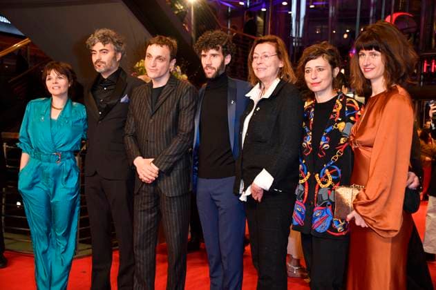 Giacomo Abbruzzese, Franz Rogowski und Helene Louvart und Team bei der Closing Ceremony mit Preisverleihung auf der Berlinale 2023 73. Internationale Filmfestspiele Berlin im Berlinale Palast. Berlin, 25.02.2023