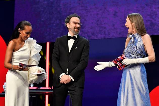 Hadnet Tesfai, Carlo Chatrian und Mariette Rissenbeek bei der Closing Ceremony mit Preisverleihung auf der Berlinale 2023 73. Internationale Filmfestspiele Berlin im Berlinale Palast. Berlin, 25.02.2023