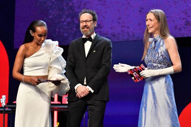 Hadnet Tesfai, Carlo Chatrian und Mariette Rissenbeek bei der Closing Ceremony mit Preisverleihung auf der Berlinale 2023 73. Internationale Filmfestspiele Berlin im Berlinale Palast. Berlin, 25.02.2023