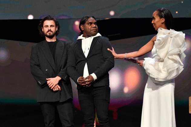 Matthew Thorne, Derik Lynch und Hadnet Tesfai bei der Closing Ceremony mit Preisverleihung auf der Berlinale 2023 73. Internationale Filmfestspiele Berlin im Berlinale Palast. Berlin, 25.02.2023