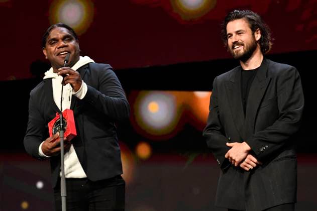 Derik Lynch und Matthew Thorne mit dem Silbernen Bär Preis der Jury (Kurzfilm) für Marungka tjalatjunu Dipped in Black bei der Closing Ceremony mit Preisverleihung auf der Berlinale 2023 73. Internationale Filmfestspiele Berlin im Berlinale Palast. Berlin, 25.02.2023