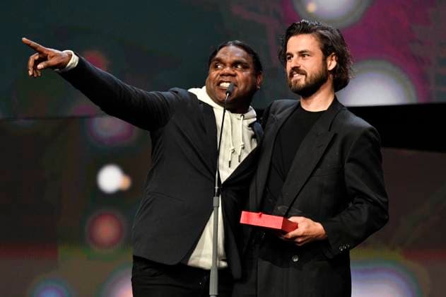 Derik Lynch und Matthew Thorne mit dem Silbernen Bär Preis der Jury (Kurzfilm) für Marungka tjalatjunu Dipped in Black bei der Closing Ceremony mit Preisverleihung auf der Berlinale 2023 73. Internationale Filmfestspiele Berlin im Berlinale Palast. Berlin, 25.02.2023