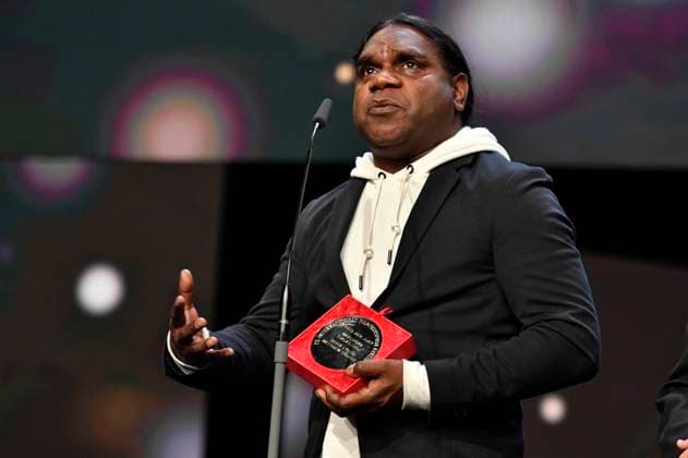 Derik Lynch mit dem Silbernen Bär Preis der Jury (Kurzfilm) für Marungka tjalatjunu Dipped in Black bei der Closing Ceremony mit Preisverleihung auf der Berlinale 2023 73. Internationale Filmfestspiele Berlin im Berlinale Palast. Berlin, 25.02.2023