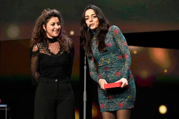 Michelle Keserwany und Noel Keserwany mit dem Goldenen Bär für den besten Kurzfilm Les chenilles bei der Closing Ceremony mit Preisverleihung auf der Berlinale 2023 73. Internationale Filmfestspiele Berlin im Berlinale Palast. Berlin, 25.02.2023