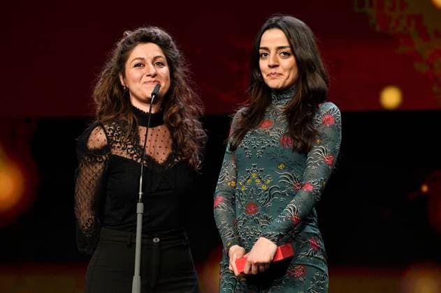 Michelle Keserwany und Noel Keserwany mit dem Goldenen Bär für den besten Kurzfilm Les chenilles bei der Closing Ceremony mit Preisverleihung auf der Berlinale 2023 73. Internationale Filmfestspiele Berlin im Berlinale Palast. Berlin, 25.02.2023