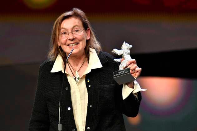 Helene Louvart mit dem Silbernen Bär für eine herausragende künstlerische Leistung für die Kamera bei Disco Boy bei der Closing Ceremony mit Preisverleihung auf der Berlinale 2023 73. Internationale Filmfestspiele Berlin im Berlinale Palast. Berlin, 25.02.2023
