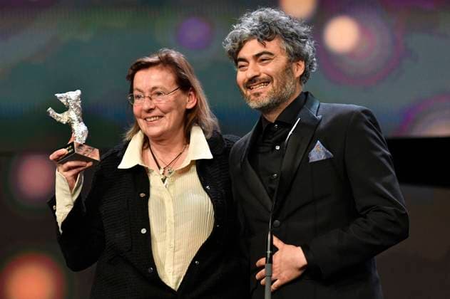 Helene Louvart mit dem Silbernen Bär für eine herausragende künstlerische Leistung für die Kamera bei Disco Boy und Giacomo Abbruzzese bei der Closing Ceremony mit Preisverleihung auf der Berlinale 2023 73. Internationale Filmfestspiele Berlin im Berlinale Palast. Berlin, 25.02.2023
