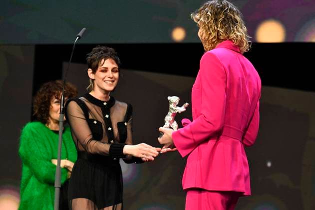 Kristen Stewart und Thea Ehre mit dem Silbernen Bär für die beste schauspielerische Leistung in einer Nebenrolle für Bis ans Ende der Nacht bei der Closing Ceremony mit Preisverleihung auf der Berlinale 2023 73. Internationale Filmfestspiele Berlin im Berlinale Palast. Berlin, 25.02.2023