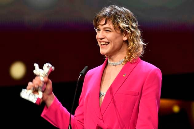 Thea Ehre mit dem Silbernen Bär für die beste schauspielerische Leistung in einer Nebenrolle für Bis ans Ende der Nacht bei der Closing Ceremony mit Preisverleihung auf der Berlinale 2023 73. Internationale Filmfestspiele Berlin im Berlinale Palast. Berlin, 25.02.2023