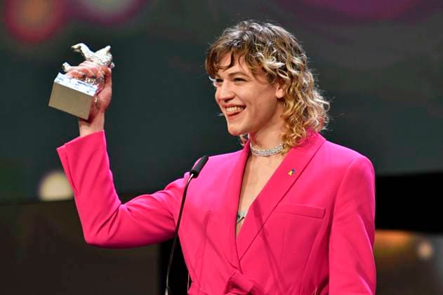 Thea Ehre mit dem Silbernen Bär für die beste schauspielerische Leistung in einer Nebenrolle für Bis ans Ende der Nacht bei der Closing Ceremony mit Preisverleihung auf der Berlinale 2023 73. Internationale Filmfestspiele Berlin im Berlinale Palast. Berlin, 25.02.2023