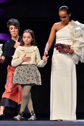 Sofia Otero mit dem Silbernen Bär für die beste schauspielerische Leistung in einer Hauptrolle für 20.000 especies de abejas 20,000 Species of Bees mit Estibaliz Urresola Solaguren und Hadnet Tesfai bei der Closing Ceremony mit Preisverleihung auf der Berlinale 2023 73. Internationale Filmfestspiele Berlin im Berlinale Palast. Berlin, 25.02.2023
