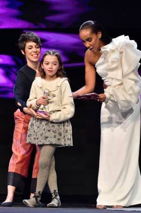 Sofia Otero mit dem Silbernen Bär für die beste schauspielerische Leistung in einer Hauptrolle für 20.000 especies de abejas 20,000 Species of Bees mit Estibaliz Urresola Solaguren und Hadnet Tesfai bei der Closing Ceremony mit Preisverleihung auf der Berlinale 2023 73. Internationale Filmfestspiele Berlin im Berlinale Palast. Berlin, 25.02.2023