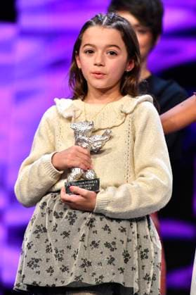 Sofia Otero mit dem Silbernen Bär für die beste schauspielerische Leistung in einer Hauptrolle für 20.000 especies de abejas 20,000 Species of Bees bei der Closing Ceremony mit Preisverleihung auf der Berlinale 2023 73. Internationale Filmfestspiele Berlin im Berlinale Palast. Berlin, 25.02.2023