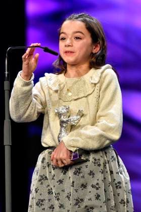 Sofia Otero mit dem Silbernen Bär für die beste schauspielerische Leistung in einer Hauptrolle für 20.000 especies de abejas 20,000 Species of Bees bei der Closing Ceremony mit Preisverleihung auf der Berlinale 2023 73. Internationale Filmfestspiele Berlin im Berlinale Palast. Berlin, 25.02.2023