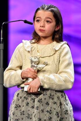 Sofia Otero mit dem Silbernen Bär für die beste schauspielerische Leistung in einer Hauptrolle für 20.000 especies de abejas 20,000 Species of Bees bei der Closing Ceremony mit Preisverleihung auf der Berlinale 2023 73. Internationale Filmfestspiele Berlin im Berlinale Palast. Berlin, 25.02.2023