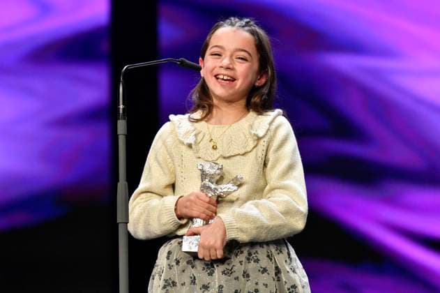 Sofia Otero mit dem Silbernen Bär für die beste schauspielerische Leistung in einer Hauptrolle für 20.000 especies de abejas 20,000 Species of Bees bei der Closing Ceremony mit Preisverleihung auf der Berlinale 2023 73. Internationale Filmfestspiele Berlin im Berlinale Palast. Berlin, 25.02.2023