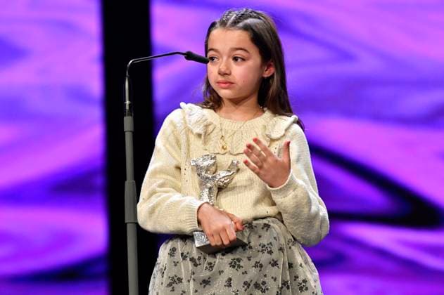Sofia Otero mit dem Silbernen Bär für die beste schauspielerische Leistung in einer Hauptrolle für 20.000 especies de abejas 20,000 Species of Bees bei der Closing Ceremony mit Preisverleihung auf der Berlinale 2023 73. Internationale Filmfestspiele Berlin im Berlinale Palast. Berlin, 25.02.2023