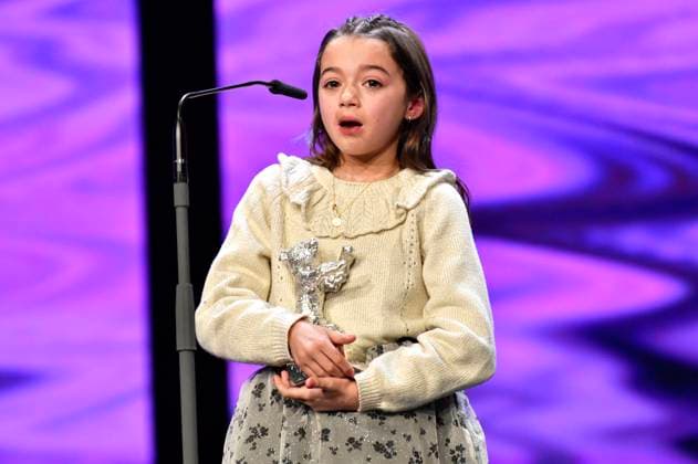 Sofia Otero mit dem Silbernen Bär für die beste schauspielerische Leistung in einer Hauptrolle für 20.000 especies de abejas 20,000 Species of Bees bei der Closing Ceremony mit Preisverleihung auf der Berlinale 2023 73. Internationale Filmfestspiele Berlin im Berlinale Palast. Berlin, 25.02.2023