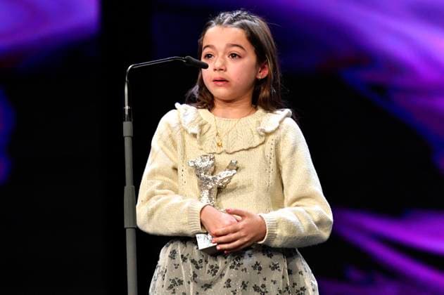 Sofia Otero mit dem Silbernen Bär für die beste schauspielerische Leistung in einer Hauptrolle für 20.000 especies de abejas 20,000 Species of Bees bei der Closing Ceremony mit Preisverleihung auf der Berlinale 2023 73. Internationale Filmfestspiele Berlin im Berlinale Palast. Berlin, 25.02.2023