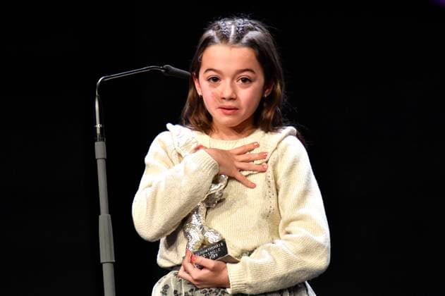 Sofia Otero mit dem Silbernen Bär für die beste schauspielerische Leistung in einer Hauptrolle für 20.000 especies de abejas 20,000 Species of Bees bei der Closing Ceremony mit Preisverleihung auf der Berlinale 2023 73. Internationale Filmfestspiele Berlin im Berlinale Palast. Berlin, 25.02.2023