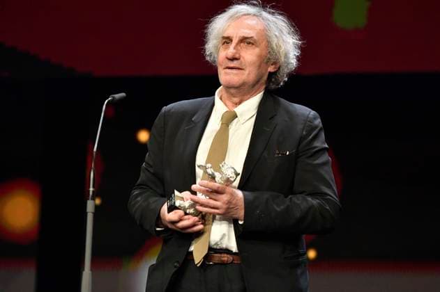 Philippe Garrel mit dem Silbernen Bär für die beste Regie bei Le grand chariot The Plough bei der Closing Ceremony mit Preisverleihung auf der Berlinale 2023 73. Internationale Filmfestspiele Berlin im Berlinale Palast. Berlin, 25.02.2023