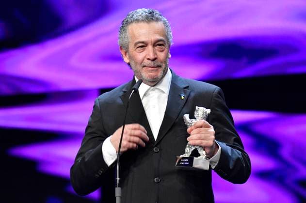 Joao Canijo mit dem Silbernen Bär Preis der Jury für Mal Viver Bad Living bei der Closing Ceremony mit Preisverleihung auf der Berlinale 2023 73. Internationale Filmfestspiele Berlin im Berlinale Palast. Berlin, 25.02.2023