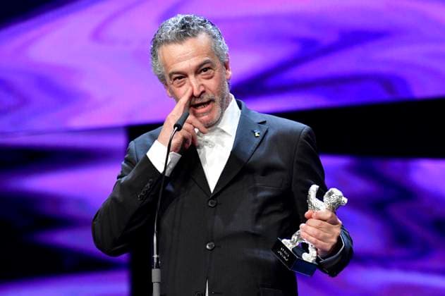 Joao Canijo mit dem Silbernen Bär Preis der Jury für Mal Viver Bad Living bei der Closing Ceremony mit Preisverleihung auf der Berlinale 2023 73. Internationale Filmfestspiele Berlin im Berlinale Palast. Berlin, 25.02.2023