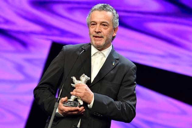 Joao Canijo mit dem Silbernen Bär Preis der Jury für Mal Viver Bad Living bei der Closing Ceremony mit Preisverleihung auf der Berlinale 2023 73. Internationale Filmfestspiele Berlin im Berlinale Palast. Berlin, 25.02.2023