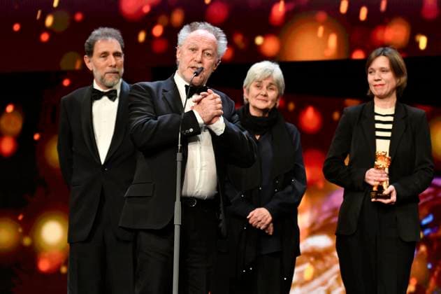 Nicolas Philibert mit dem Goldenen Bär für den besten Film für Sur l™Adamant On the Adamant bei der Closing Ceremony mit Preisverleihung auf der Berlinale 2023 73. Internationale Filmfestspiele Berlin im Berlinale Palast. Berlin, 25.02.2023
