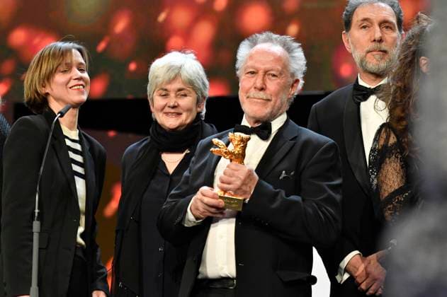 Nicolas Philibert mit dem Goldenen Bär für den besten Film für Sur l™Adamant On the Adamant bei der Closing Ceremony mit Preisverleihung auf der Berlinale 2023 73. Internationale Filmfestspiele Berlin im Berlinale Palast. Berlin, 25.02.2023