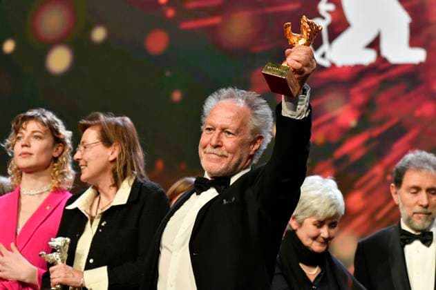 Nicolas Philibert mit dem Goldenen Bär für den besten Film für Sur l™Adamant On the Adamant bei der Closing Ceremony mit Preisverleihung auf der Berlinale 2023 73. Internationale Filmfestspiele Berlin im Berlinale Palast. Berlin, 25.02.2023