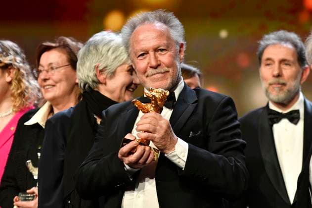 Nicolas Philibert mit dem Goldenen Bär für den besten Film für Sur l™Adamant On the Adamant bei der Closing Ceremony mit Preisverleihung auf der Berlinale 2023 73. Internationale Filmfestspiele Berlin im Berlinale Palast. Berlin, 25.02.2023
