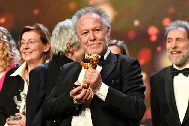 Bilder des Jahres 2023, Entertainment 02 Februar Nicolas Philibert mit dem Goldenen Bär für den besten Film für Sur l™Adamant On the Adamant bei der Closing Ceremony mit Preisverleihung auf der Berlinale 2023 73. Internationale Filmfestspiele Berlin im Berlinale Palast. Berlin, 25.02.2023 *** Nicolas Philibert with the Golden Bear for Best Film for Sur l™Adamant On the Adamant at the Closing Ceremony with Award Ceremony at the Berlinale 2023 73 Berlin International Film Festival at the Berlinale Palast Berlin, 25 02 2023. Foto:xN.xKubelkax xFuturexImage