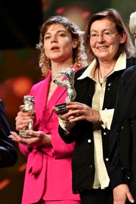 Thea Ehre und Helene Louvart bei der Closing Ceremony mit Preisverleihung auf der Berlinale 2023 73. Internationale Filmfestspiele Berlin im Berlinale Palast. Berlin, 25.02.2023