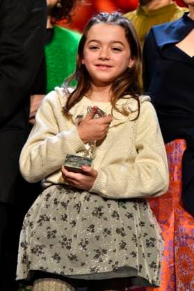 Sofia Otero mit dem Silbernen Bär für die beste schauspielerische Leistung in einer Hauptrolle in 20.000 especies de abejas bei der Closing Ceremony mit Preisverleihung auf der Berlinale 2023 73. Internationale Filmfestspiele Berlin im Berlinale Palast. Berlin, 25.02.2023