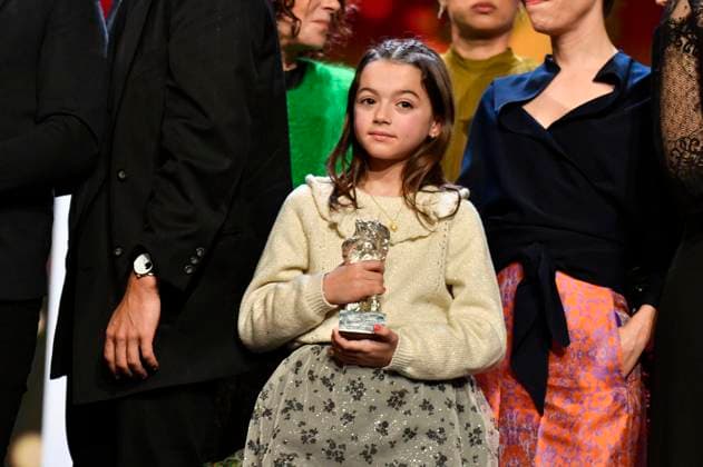 Sofia Otero mit dem Silbernen Bär für die beste schauspielerische Leistung in einer Hauptrolle in 20.000 especies de abejas bei der Closing Ceremony mit Preisverleihung auf der Berlinale 2023 73. Internationale Filmfestspiele Berlin im Berlinale Palast. Berlin, 25.02.2023