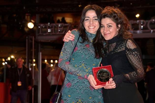 Noel Keserwany und Michelle Keserwany mit dem Goldenen Bär für den besten Kurzfilm Les chenilles bei der Closing Ceremony mit Preisverleihung auf der Berlinale 2023 73. Internationale Filmfestspiele Berlin im Berlinale Palast. Berlin, 25.02.2023