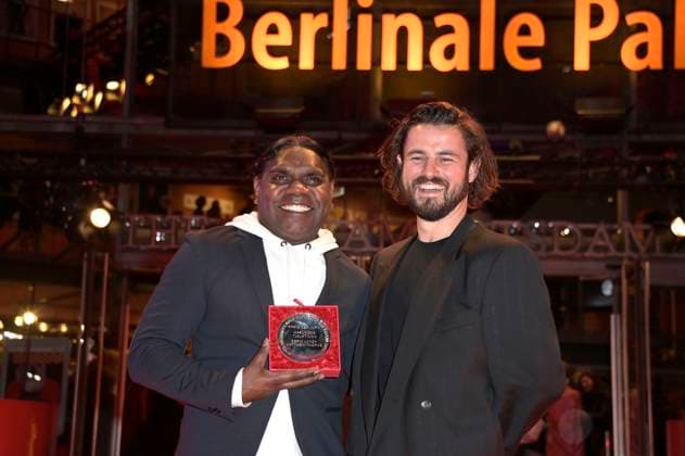 Derik Lynch und Matthew Thorne mit dem Silbernen Bär Preis der Jury (Kurzfilm) für Marungka tjalatjunu Dipped in Black bei der Closing Ceremony mit Preisverleihung auf der Berlinale 2023 73. Internationale Filmfestspiele Berlin im Berlinale Palast. Berlin, 25.02.2023
