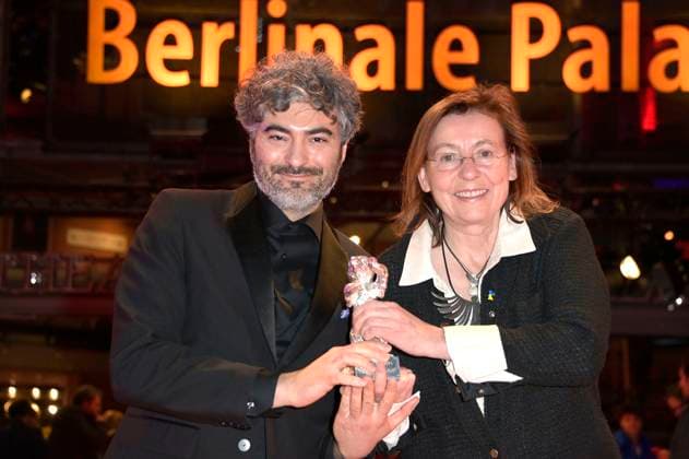 Giacomo Abbruzzese und Helene Louvart mit dem Silbernen Bär für eine herausragende künstlerische Leistung für die Kamera bei Disco Boy bei der Closing Ceremony mit Preisverleihung auf der Berlinale 2023 73. Internationale Filmfestspiele Berlin im Berlinale Palast. Berlin, 25.02.2023