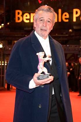 Joao Canijo mit dem Silbernen Bär Preis der Jury für Mal Viver Bad Living bei der Closing Ceremony mit Preisverleihung auf der Berlinale 2023 73. Internationale Filmfestspiele Berlin im Berlinale Palast. Berlin, 25.02.2023