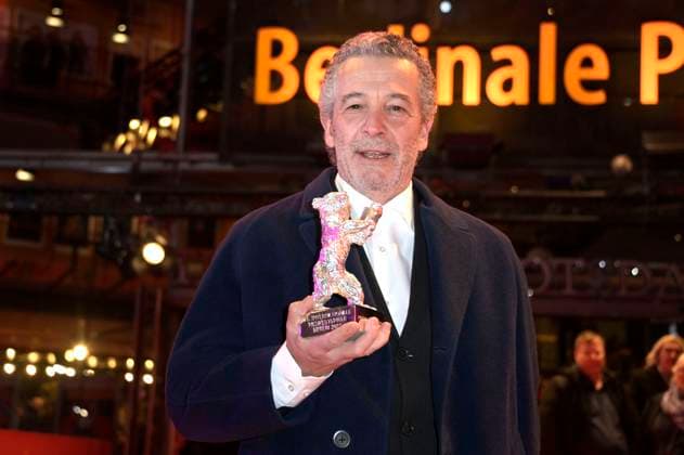 Joao Canijo mit dem Silbernen Bär Preis der Jury für Mal Viver Bad Living bei der Closing Ceremony mit Preisverleihung auf der Berlinale 2023 73. Internationale Filmfestspiele Berlin im Berlinale Palast. Berlin, 25.02.2023