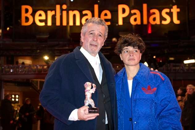 Joao Canijo und Leonor Teles mit dem Silbernen Bär Preis der Jury für Mal Viver Bad Living bei der Closing Ceremony mit Preisverleihung auf der Berlinale 2023 73. Internationale Filmfestspiele Berlin im Berlinale Palast. Berlin, 25.02.2023