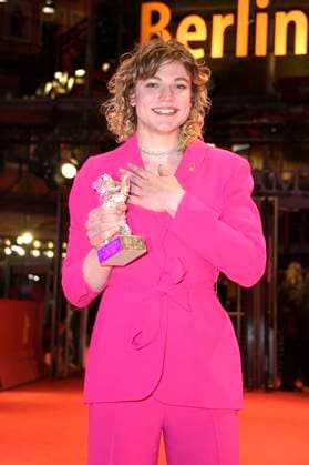 Thea Ehre mit dem Silbernen Bär für die beste schauspielerische Leistung in einer Nebenrolle für Bis ans Ende der Nacht bei der Closing Ceremony mit Preisverleihung auf der Berlinale 2023 73. Internationale Filmfestspiele Berlin im Berlinale Palast. Berlin, 25.02.2023