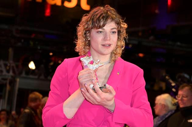 Thea Ehre mit dem Silbernen Bär für die beste schauspielerische Leistung in einer Nebenrolle für Bis ans Ende der Nacht bei der Closing Ceremony mit Preisverleihung auf der Berlinale 2023 73. Internationale Filmfestspiele Berlin im Berlinale Palast. Berlin, 25.02.2023