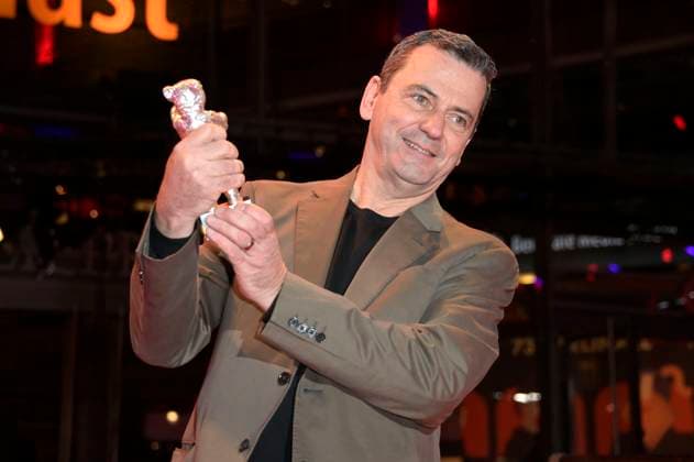 Christian Petzold mit dem Silbernen Bär Großer Preis der Jury für Roter Himmel bei der Closing Ceremony mit Preisverleihung auf der Berlinale 2023 73. Internationale Filmfestspiele Berlin im Berlinale Palast. Berlin, 25.02.2023