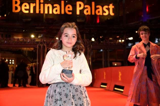 Sofia Otero mit dem Silbernen Bär für die beste schauspielerische Leistung in einer Hauptrolle für 20.000 especies de abejas 20,000 Species of Bees bei der Closing Ceremony mit Preisverleihung auf der Berlinale 2023 73. Internationale Filmfestspiele Berlin im Berlinale Palast. Berlin, 25.02.2023