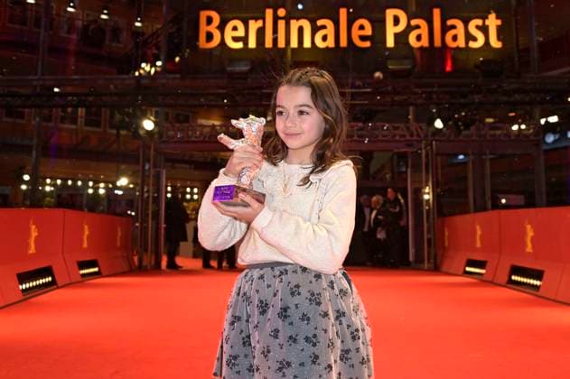 Sofia Otero mit dem Silbernen Bär für die beste schauspielerische Leistung in einer Hauptrolle für 20.000 especies de abejas 20,000 Species of Bees bei der Closing Ceremony mit Preisverleihung auf der Berlinale 2023 73. Internationale Filmfestspiele Berlin im Berlinale Palast. Berlin, 25.02.2023
