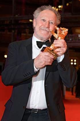 Nicolas Philibert mit dem Goldenen Bär für den besten Film für Sur l™Adamant On the Adamant bei der Closing Ceremony mit Preisverleihung auf der Berlinale 2023 73. Internationale Filmfestspiele Berlin im Berlinale Palast. Berlin, 25.02.2023